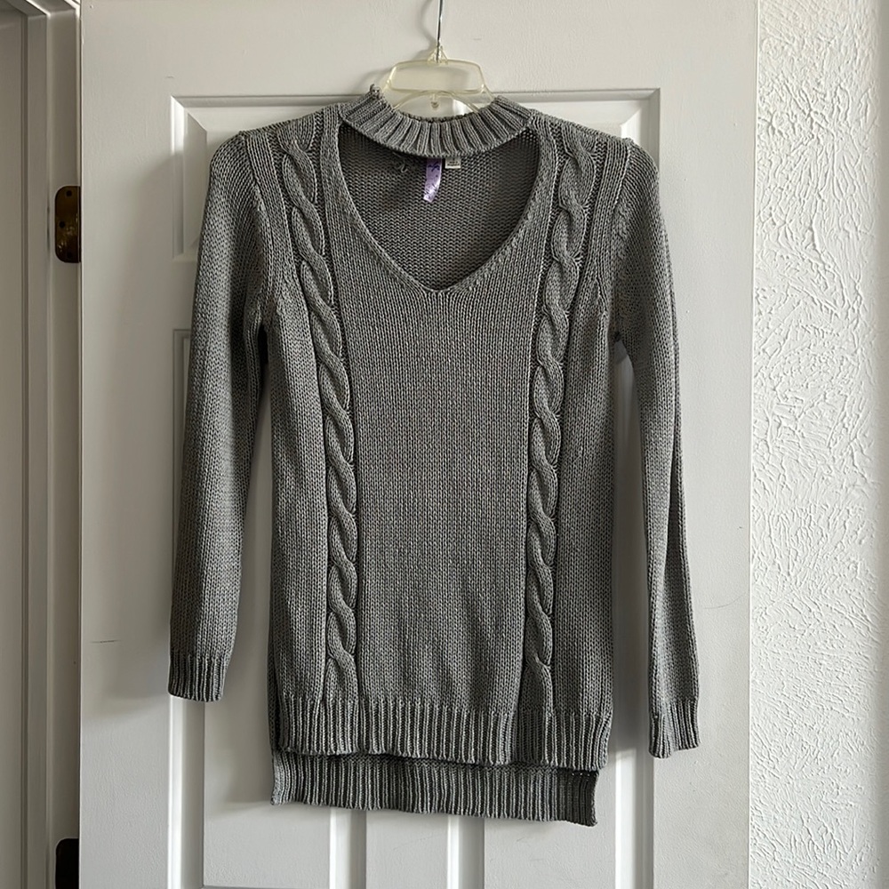 Francesca’s Beautiful Long V Neck Sweater size small, perfect w black leggings
